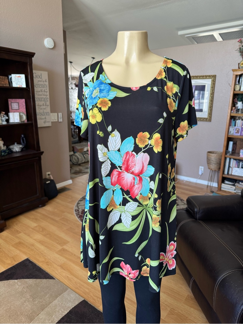MOA USA black short sleeve scoop neck floral print tunic-size L